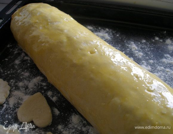 Свернуть рулетом,и смазать яйцом.