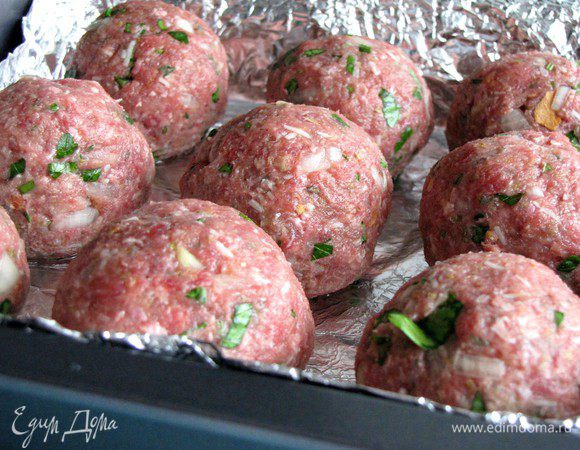 Из полученной массы сделать 9 или 12 шариков. Выложить их на смазанный растительным  маслом противень.