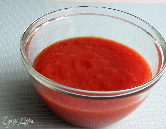 Пока шарики запекаются, томаты разомнем вилкой или измельчим в кухонном комбайне.