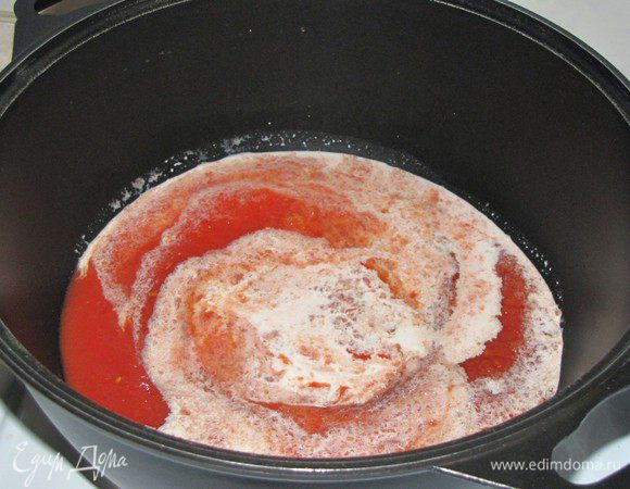 В глубокую кастрюлю с  толстым дном налить полученный томатный соус, добавить сливки. Посолить, поперчить по вкусу.