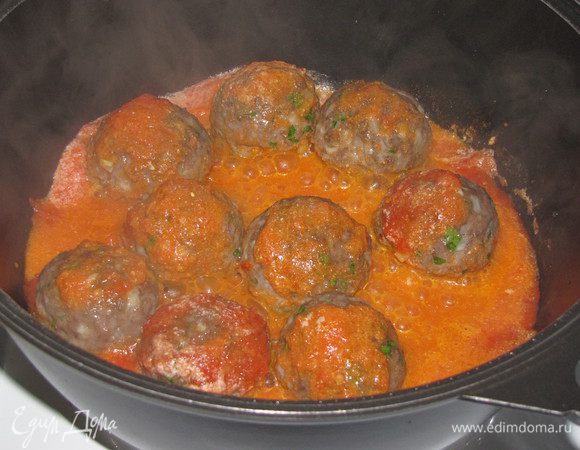 Осторожно опускаем шарики в томатный соус и тушим еще 20 минут до готовности.