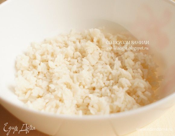 Рис отварить до готовности. Переложить его в большую миску.