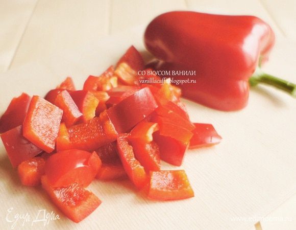 Перец нарезать небольшими кубиками.