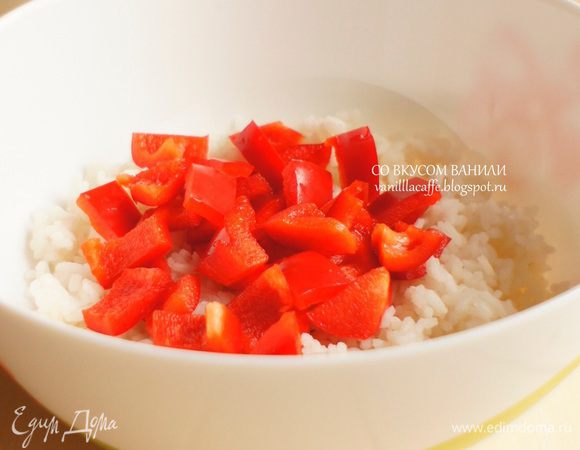 Каждый ингредиент салата добавляем в миску с рисом: нарезанный перец.
