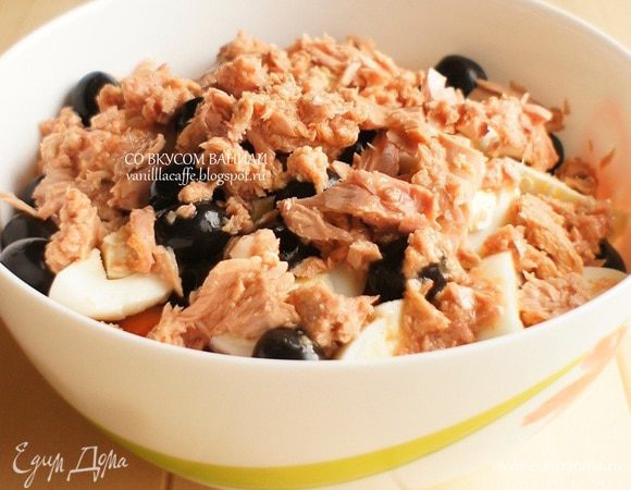 Тунец. И аккуратно все перемешиваем.