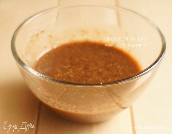 Приготовим заправку: все продукты вбить вилкой до однородного состояния.