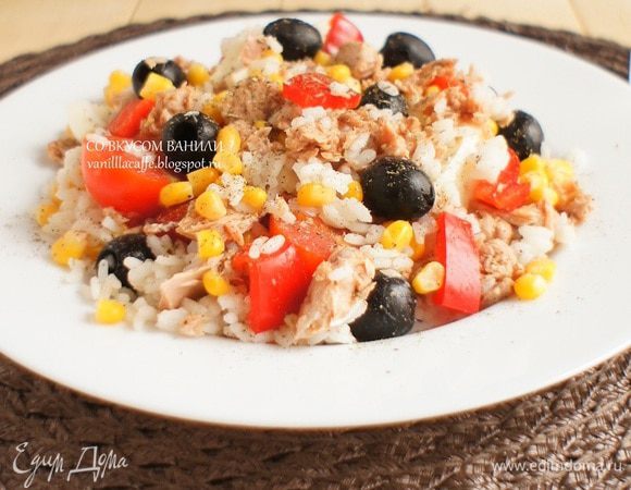 Салат положить на порционные тарелки. По желанию поперчить. И полить заправкой. (2-3 ст.ложки на порцию, на ваш вкус)