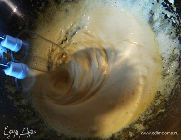 Желтки отделить от белков. Белки поставить  в холод, желтки оставить при комнатной температуры и взбить с сахаром добела. 