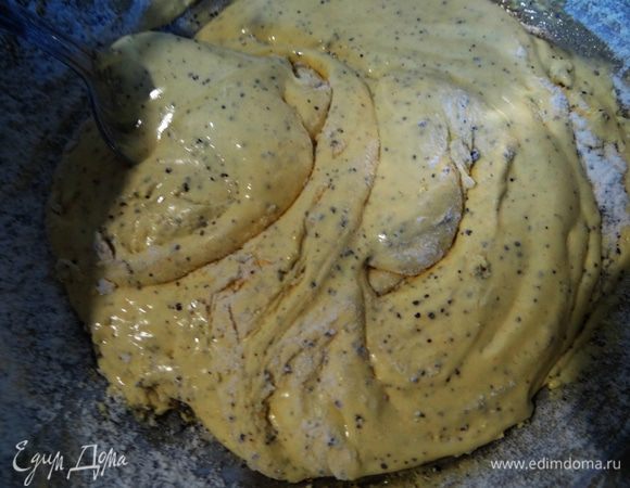 Добавить дважды просеянную муку с разрыхлителем и мак (его можно предварительно растереть с сахаром или размолоть в кофемолке). 