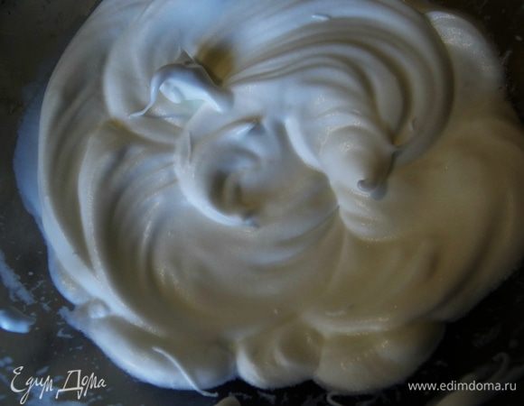 Белки взбить в крепкую пену.