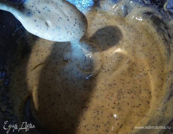 Аккуратно вмешать по частям белки в желтковую массу, осторожно перемешать. 