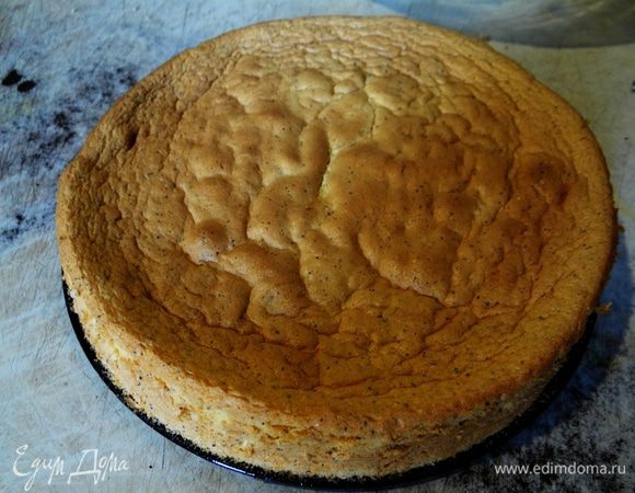 Форму смазать маслом, вылить тесто и выпекать до готовности, примерно 20-25 минут при 180*С (ориентируйтесь по своей духовке.  Вот такой вот нежный бисквит у меня получился :-)