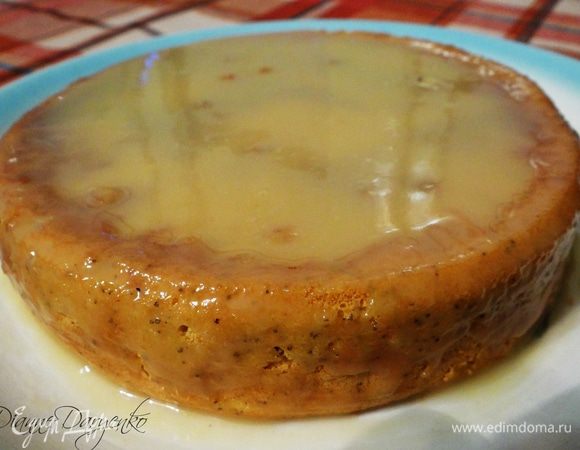 Сливки смешать со сгущенкой. Бисквит, не доставая из формы, слегка отделить от ее краев. Сделать в корже несколько дырочек с помощью шпажки и залить сливочно-молочной смесью. Оставить пропитываться на час, лучше на ночь. 