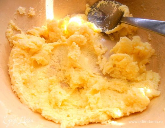 Растираем сахар с маслом...