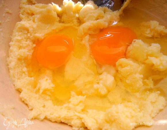 Вбиваем крупные яйца.Перемешиваем...