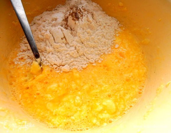 Всыпаем по стакану просеянную муку+кардамон для лёгкого аромата!