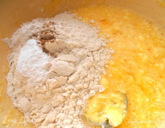 В муку вмешиваем разрыхлитель и перемешиваем...
