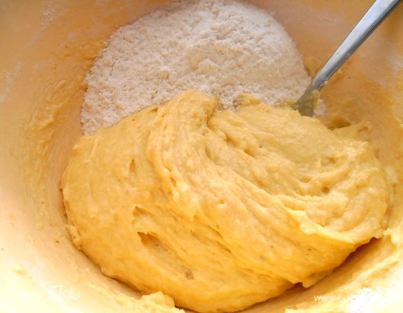 Вмешиваем остальные два стакана муки.