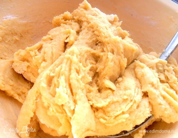 Тесто хорошо отходит от стенок блюда и очень эластичное... Если нужно,добавьте ещё пару ложек муки, но не больше, чтобы корж не был твёрдым!