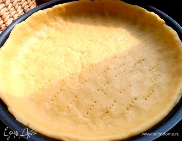 Разминаем тесто по смазанной маслом форме (макаем пальцы в муку, если прилипает), накалываем дно вилкой, чтобы не вздулось буграми.