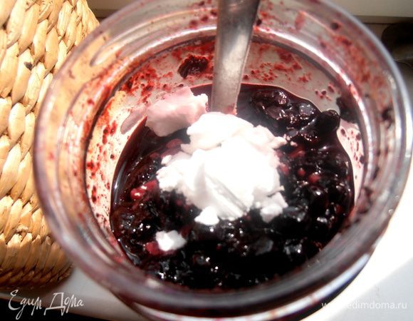 Готовим начинку... Если брать свежие ягоды, то их нужно уварить с сахаром и потом вмешать крахмал... Я же взяла баночку черничного варенья собственного приготовления (300 г) и добавила крахмал!