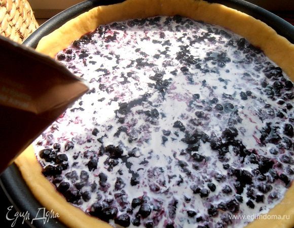 Теперь самое аккуратное действие! Начинаем капать из коробочки сливки (у меня кофейные 10%),чтобы сливки попали хаотично на поверхность... Или немного полейте сливок,а потом красиво вилкой сделайте разводы... Но мне и так понравилось, что они сами создали рисунок-паутинку))