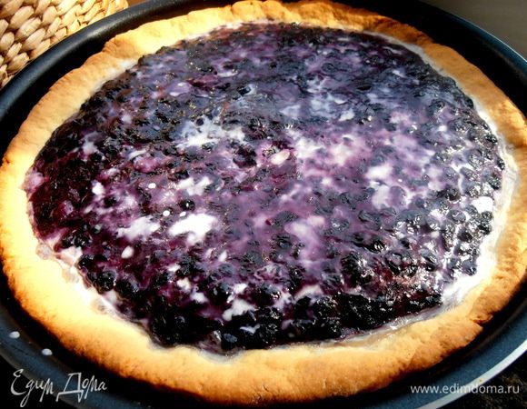 Выпекался пирожок у меня 25 минут при 170*. Когда вынула его,ещё раз полила, пока горячий и впитывается хорошо, сливок... Даже теперь можно силиконовой кисточкой сливками пройтись по загустевшей поверхности...