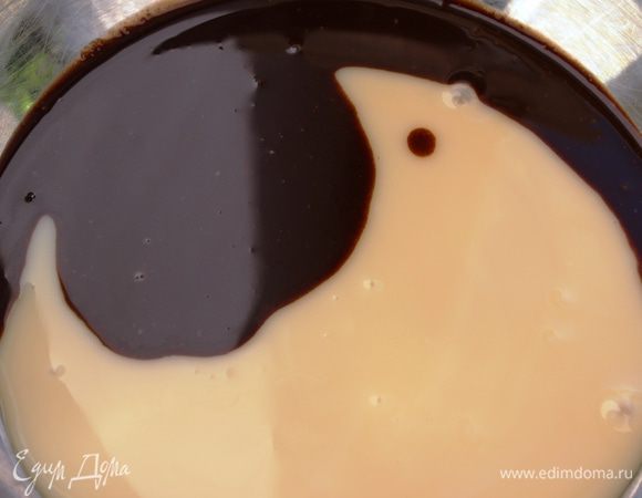 В это время приготовить шоколадный соус. Нагреть сливки и развести в них какао-порошок...смешать со сгущенным молоком и добавить лимонный сок. Соус охладить