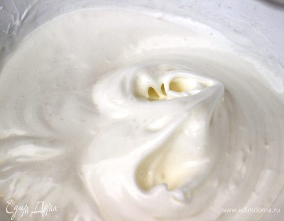 Затем приготовить меренги для будущих островов - взбить миксером яичные белки с сахарным песком по следующей схеме: первые 6 минут взбивать на самой низкой скорости и каждую минуту вводить в белки по 3 ч.л. сахара. На фото видно, какая консистенция получается на этом этапе...масса стала белой и мягкой, сахар еще не растворился