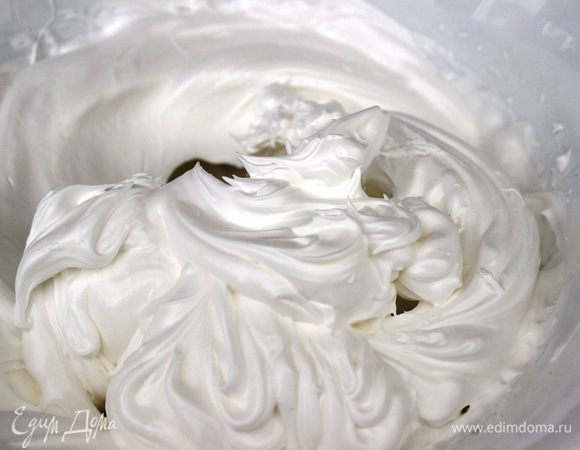 Следующие 6 минут взбивать на высокой скорости. необходимо добиться полного растворения сахара и устойчивых пиков