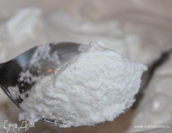 Бульон снова нагреть, т.е. довести до кипения, но не кипятить. Двумя ст. ложками начать формировать меренги и закладывать их в бульон