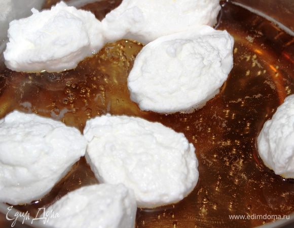 Варить меренги минуты 3 с одной стороны...