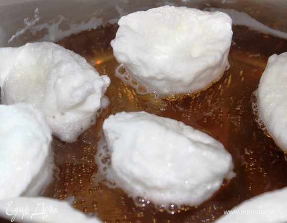 ...потом перевернуть (очень удобно это делать вилкой) и варить еще минуты 2. Они увеличиваются в размере и начинают пузыриться. При этом по краям кастрюли образуется пена, которую надо убирать. Готовые острова выложить аккуратно на тарелку, дать воде стечь и только потом сервировать их с шоколадным соусом