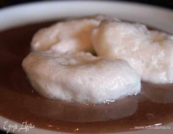 Подавать десерт следует в порционных тарелках, креманках или бокалах. Настоящие плавающие острова! Очень тонкий аромат специй, приятный цвет и заоблачное блаженство от невероятной легкости и нежности! Угощайтесь!