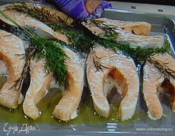 С лимона снять цедру. Стейки лосося посолить, поперчить, сбрызнуть оливковым маслом, выложить на противень, так же смазанный  оливковым маслом, добавить веточки укропа и розмарина, сбрызнуть все лимоным соком и запекать в разогретой духовке при 100° ок. 40 мин.