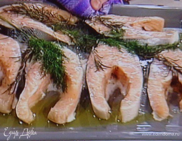 Подавать стейки лосося на подогретом блюде тальятелле, полить соусом.