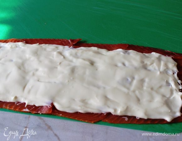 Сыр распределить поверх рыбы и разровнять ножом