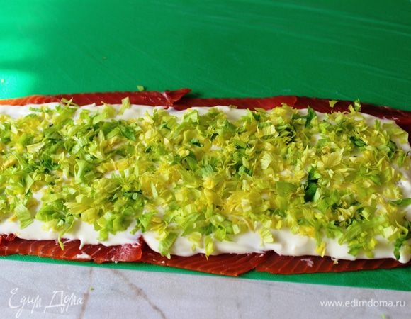 Зелень порубить и посыпать на сыр