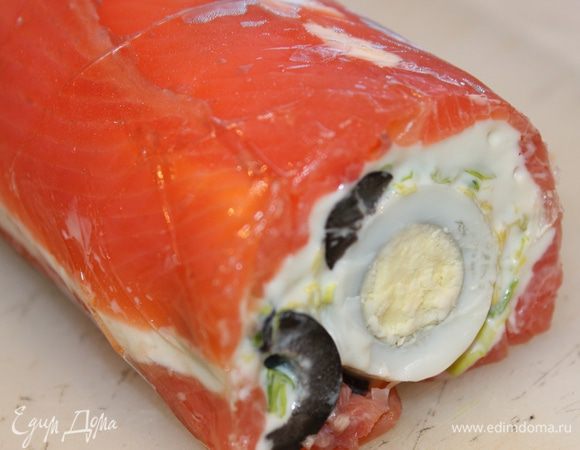 Перед подачей советую подержать в морозильной камере для того, чтобы легче резался. Освободить от пленки и нарезать на порционные роллы