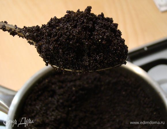 Когда мак полностью впитает воду (следите, чтобы не пригорел!), смешиваем с изюмом