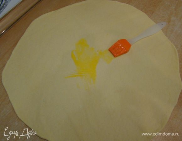 Тесто делим на две части, так же и с начинкой - порция большая, хватает на 2 рулета. Тонко раскатываем, смазываем яйцом