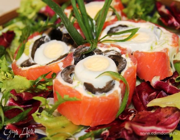 Подавать с зеленью. Роллы смотрятся очень ярко и празднично. Приятного аппетита!