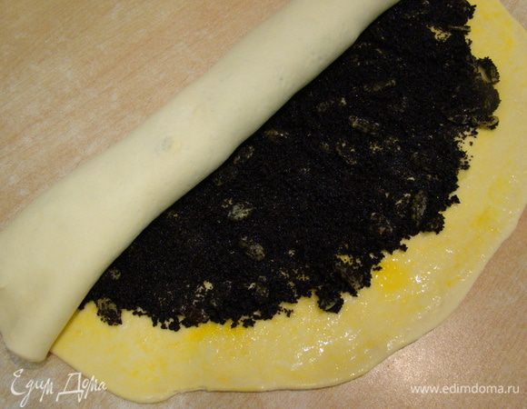 Очень плотно сворачиваем