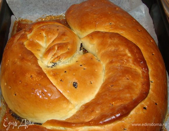 Когда рулет готов - смажем кусочком сливочного масла, это не даст ему покрыться твердой корочкой. Приятного аппетита!