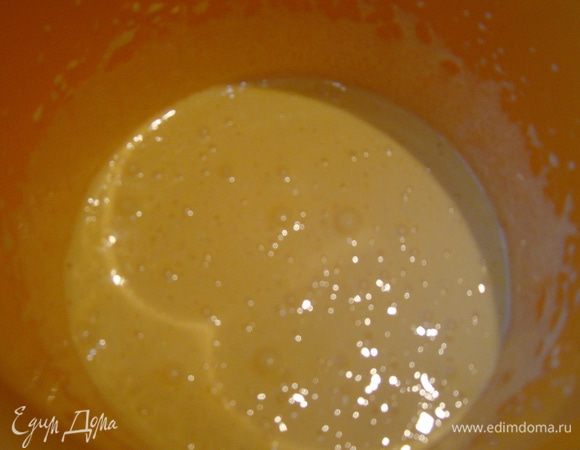 Желтки растереть с сахаром до пышной светлой пены