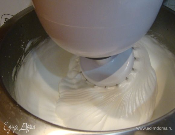 Белки взбить с соком и пудрой в крепкую пену, не выключая миксера, но на более низких оборотах, влить желтки
