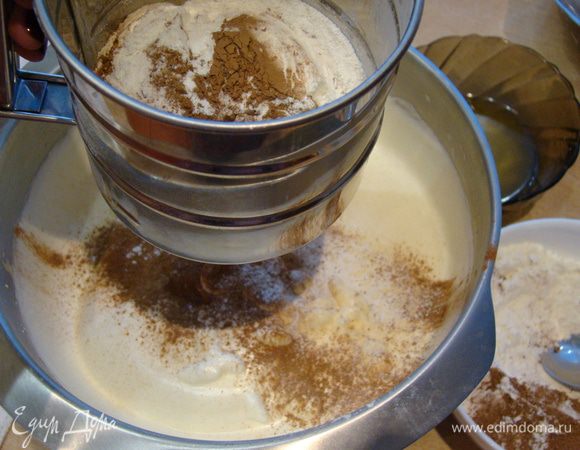 Просеять муку и какао порциями