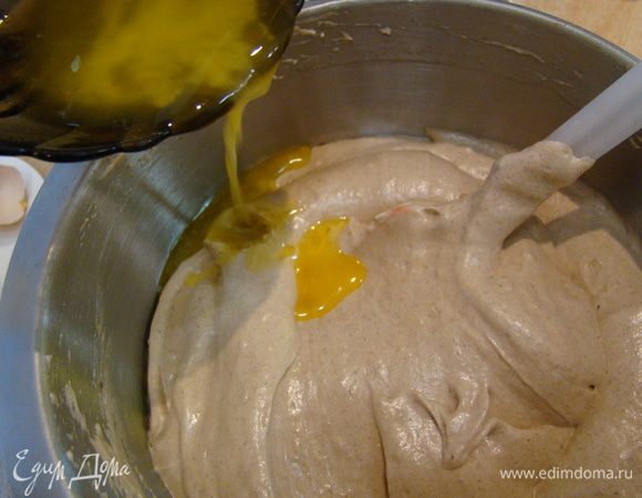 Влить растопленное масло, размешать