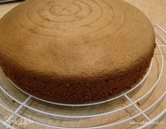 Готовый бисквит охладить на решетке и разрезать на 3 коржа