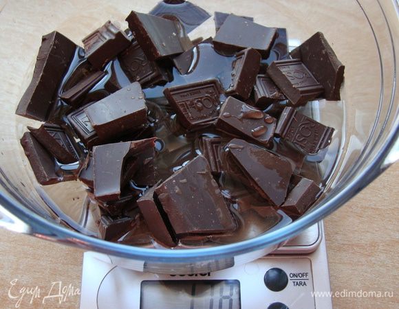 Крем. Шоколад и воду поместим в огнеупорную посуду
